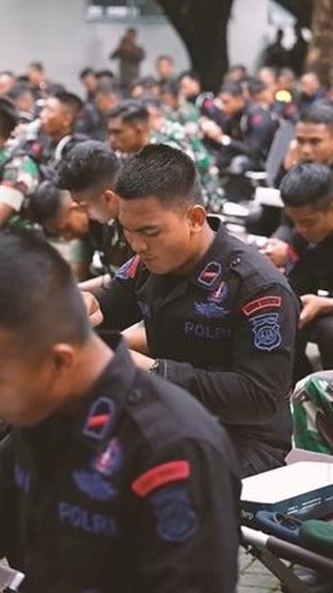 Kejadian Unik Nama Anggota TNI & Brimob Sama dengan Kapolri & Kasad, Langsung Dapat 'Hadiah' dari Sang Jenderal di Tempat<br>