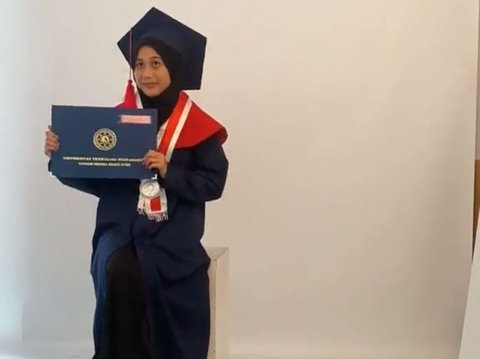 Viral Curhatan Mahasiswi Wisuda Tanpa Kehadiran Orang Tua, Kisahnya Bikin Haru