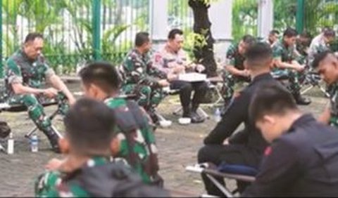 Pada momen tersebut hadir pula Panglima TNI Jenderal Agus Subiyanto bersama tiga kepala staf AD, AU, dan AL.