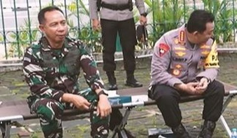 Di tengah acara makan siang, Listyo kemudian dibuat salah fokus dengan seorang prajurit TNI yang duduk di hadapannya.
