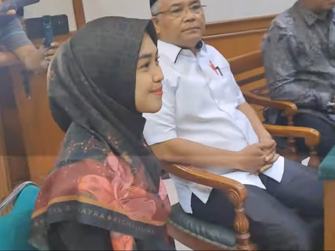 Jalani Sidang Perdana, Ria Ricis Sungkem ke Teuku Ryan