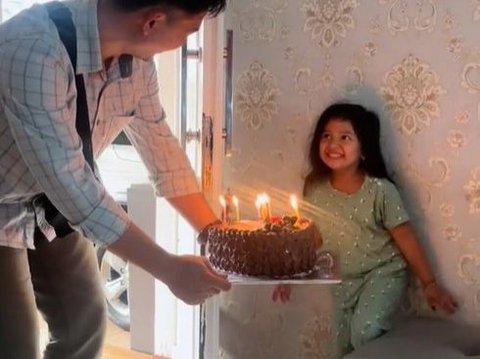 So sweet, Father Surprises His Little Daughter with a Gold Ring