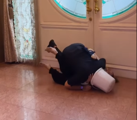 Hilarious! Inul Daratista's Husband Parodies Mayor Teddy, Dives Head First into a Bucket