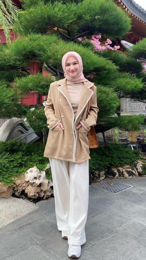 Look 2: Coat Berbahan Wol Dengan Inner Beige dan Hijab Coffee Pink<br>