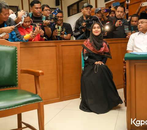 Ria Ricis Kisses Hand in First Trial, Teuku Ryan Hopes to Not Divorce