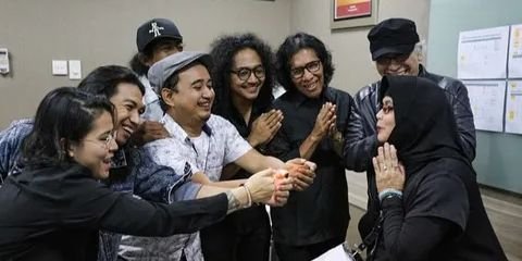 Iwan Fals Kondangan Sunatan di Depok, Suasananya Langsung Berubah jadi Konser Lagu 'Kemesraan'