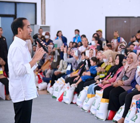 Bagi-Bagi Bantuan Pangan di Tangsel, Jokowi Sebut Harga Beras Naik karena Perubahan Iklim