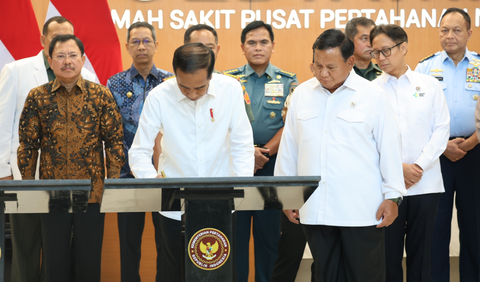 Jokowi menegaskan, salah satu isi pertemuan dengan Surya Paloh adalah pembicaraan mengenai politik.<br>
