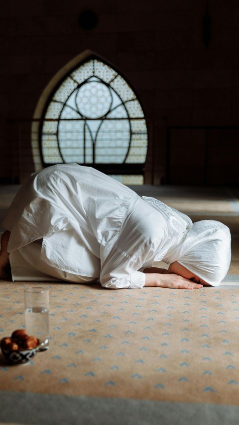 Procedures for Prostration of Gratitude and Its Prayer, Expressing Gratitude for the Blessings and Grace of Allah SWT.