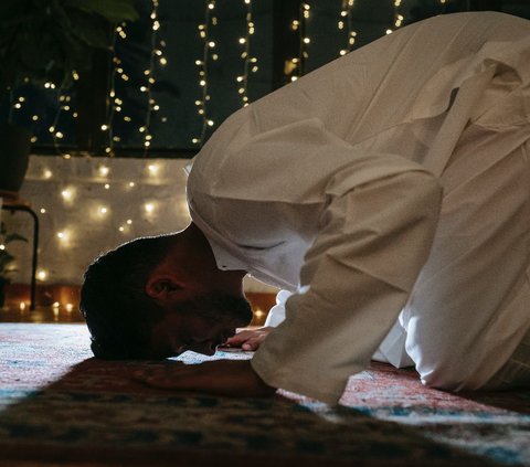 Procedures for Prostration of Gratitude and Its Prayer, Expressing Gratitude for the Blessings and Grace of Allah SWT