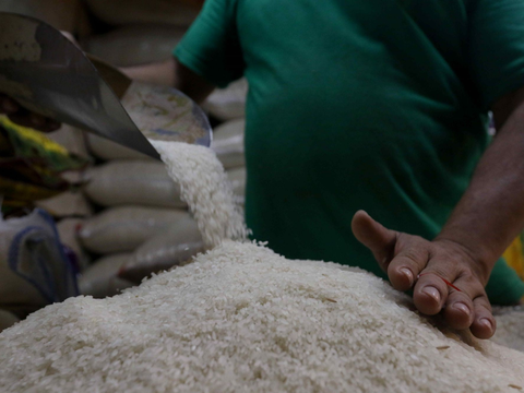 FOTO: Keluh Pedagang dan Pembeli di Tengah Kenaikan Tajam Harga Beras di Pasar Tradisional