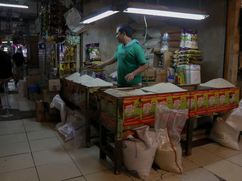 FOTO: Keluh Pedagang dan Pembeli di Tengah Kenaikan Tajam Harga Beras di Pasar Tradisional
