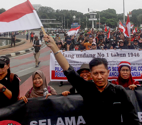 Massa yang tergabung dalam Gerakan Keadilan Rakyat Tolak Pemilu 2024 menggelar aksi long march menuju Gedung Bawaslu RI, Jakarta, Senin (19/2/2024). Foto: merdeka.com / Arie Basuki