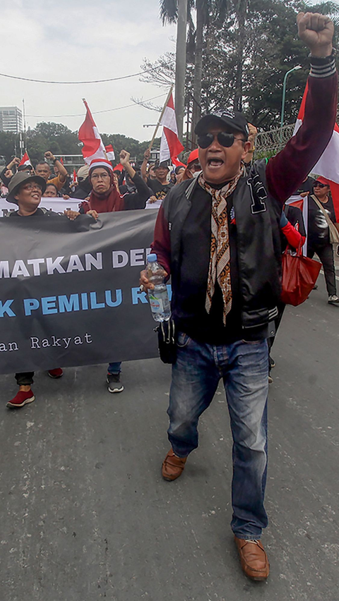 Selama melakukan aksi long march mereka berorasi dengan lantang sambil membentangkan spanduk. Foto: merdeka.com / Arie Basuki