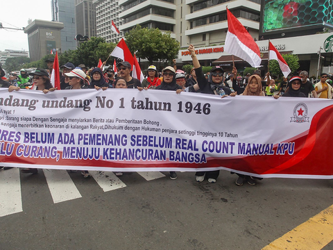 FOTO: Aksi Massa Geruduk Kantor Bawaslu Tolak Hasil Pemilu 2024 yang Dianggap Curang