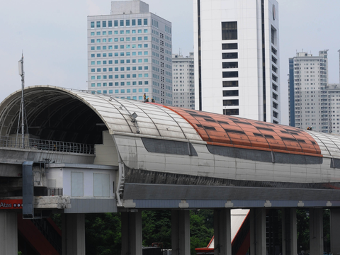 FOTO: Cegah Kebocoran di Musim Hujan, Petugas Cek Berkala Atap Halte LRT di Stasiun Dukuh Atas