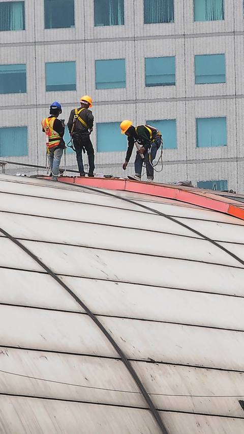 FOTO: Cegah Kebocoran di Musim Hujan, Petugas Cek Berkala Atap Halte LRT di Stasiun Dukuh Atas