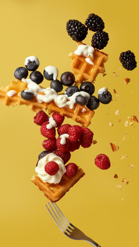 Waffle buah adalah pilihan bekal sekolah yang lezat dan menyehatkan untuk anak-anak. Kombinasi antara kelezatan waffle yang lembut dan rasa segar dari berbagai buah-buahan membuatnya menjadi alternatif yang menarik dan bergizi.