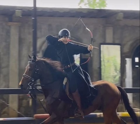Skill Level Temperature! Zaskia Sungkar's Horseback Riding and Archery Action like Hijaber's version of Robin Hood