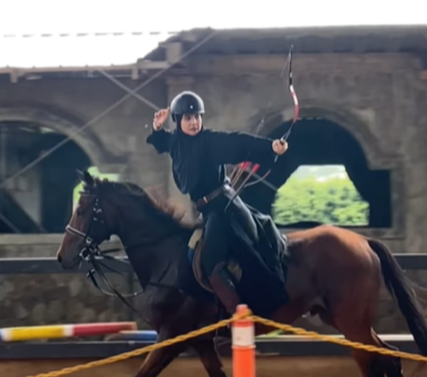 Skill Level Temperature! Zaskia Sungkar's Horseback Riding and Archery Action like Hijaber's version of Robin Hood