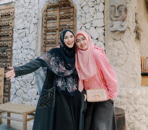 3 Inspirations for Syar'i Outfits ala Oki Setiana Dewi