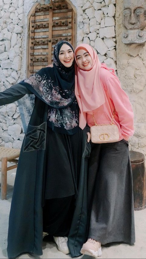 Look 2: Dress Hitam dengan Hijab dan Coat Hitam<br>