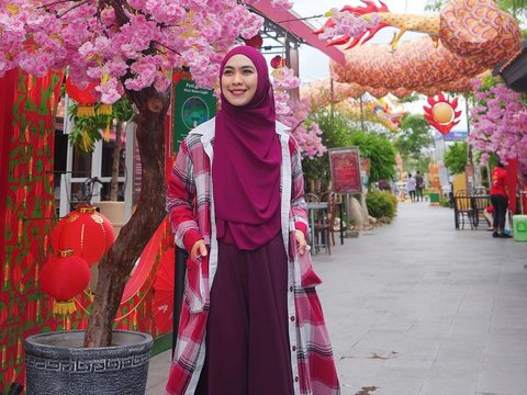 3 Inspirations for Syar'i Outfits ala Oki Setiana Dewi