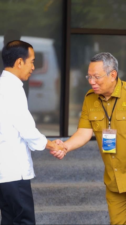 Wali Kota Tangsel Kawal Langsung Jokowi Bagikan Bantuan Pangan di Tangsel