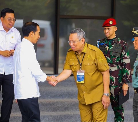 Wali Kota Tangsel Kawal Langsung Jokowi Bagikan Bantuan Pangan di Tangsel