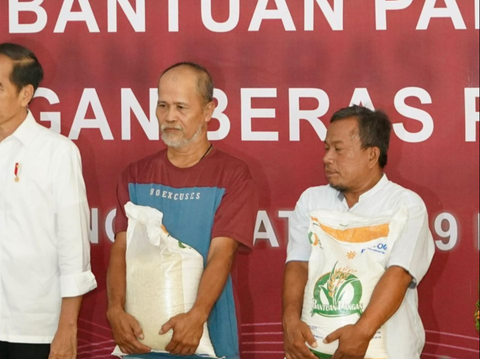 Wali Kota Tangsel Kawal Langsung Jokowi Bagikan Bantuan Pangan di Tangsel