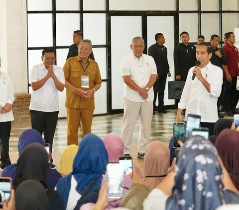 Wali Kota Tangsel Kawal Langsung Jokowi Bagikan Bantuan Pangan di Tangsel