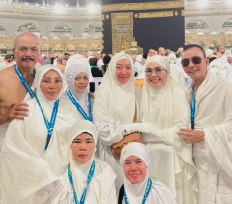 Ahead of the Wedding, 8 Photos of Umi Kalsum and Ayu Ting Ting's Prospective Mother-in-Law Being Harmonious While Going on Umrah Together