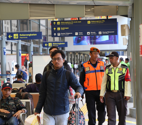 Absurd Action of Train Passengers Using Electric Plugs, After Cooking Rice Now Portable Fan