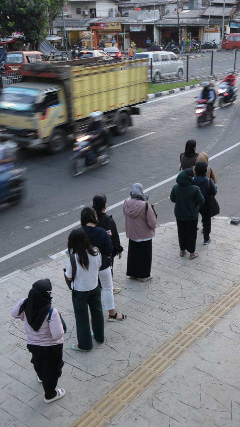 Namun ada pemandangan menarik di lokasi dekat Stasiun Klender Baru, Pondok Kopi, Jakarta pada Senin (19/2/2024). Foto: merdeka.com / Imam Buhori