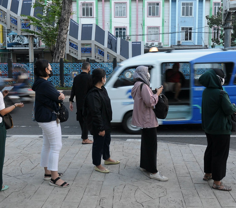 FOTO: Penumpang Jak Lingko Inisiatif Ciptakan Budaya Tertib Mengantre Naik Angkot, Beginilah Penampakannya