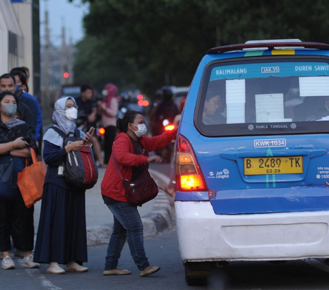 Para penumpang terlihat menaiki angkutan umum tersebut yang beroperasi dengan jurusan dari Duren Sawit menuju ke Kalimalang atau sebaliknya. Foto: merdeka.com / Imam Buhori
