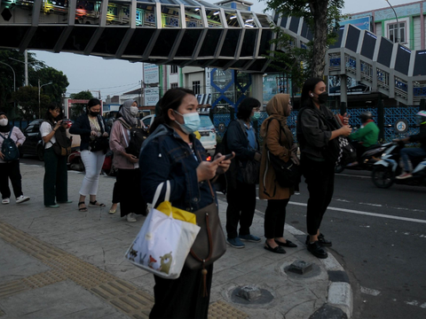 FOTO: Penumpang Jak Lingko Inisiatif Ciptakan Budaya Tertib Mengantre Naik Angkot, Beginilah Penampakannya