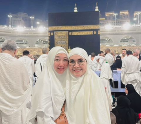 Ahead of the Wedding, 8 Photos of Umi Kalsum and Ayu Ting Ting's Prospective Mother-in-Law Being Harmonious While Going on Umrah Together