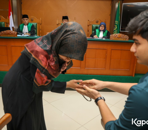 8 Portraits of the Divorce Hearing of Ria Ricis and Teuku Ryan, There is a Moment of Hand Kiss