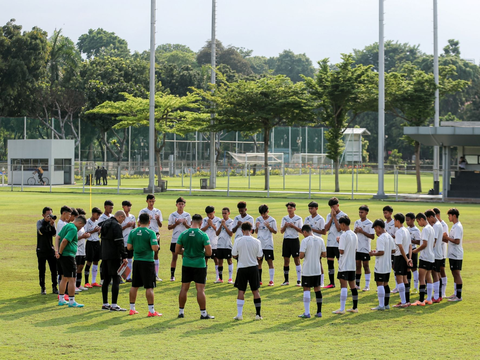 FOTO: Aksi Nova Arianto Pimpin Latihan Perdana Timnas Indonesia U-16 di Lapangan B SUGBK