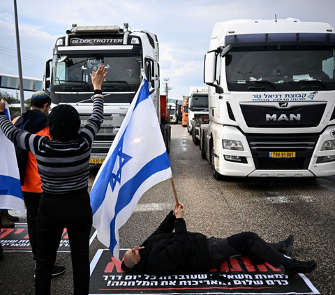 Truk-truk bantuan untuk warga Palestina yang masuk ke Gaza lewat penyeberangan Karem Abu Salem mendapat pengadangan dari warga Israel. <br>(Foto: REUTERS / Dylan Martinez)<br>