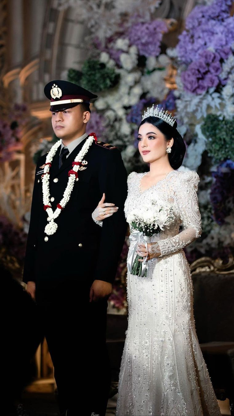 Potret Pernikahan Perwira Polisi Gelar Upacara Pedang Pora, Wajah Istrinya jadi Sorotan 'Bidadari Hidup'<br>