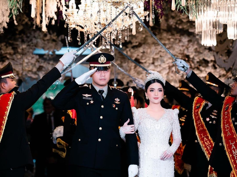 Potret Pernikahan Perwira Polisi Gelar Upacara Pedang Pora