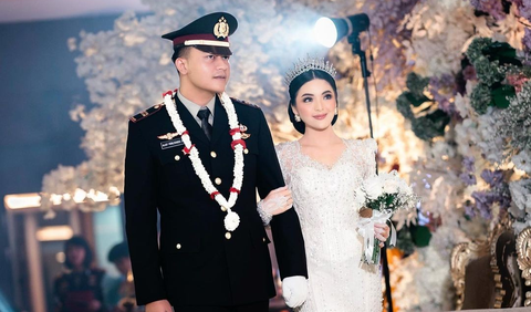 Potret Pernikahan Perwira Polisi Gelar Upacara Pedang Pora