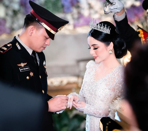 Potret Pernikahan Perwira Polisi Gelar Upacara Pedang Pora, Wajah Istrinya jadi Sorotan 'Bidadari Hidup'