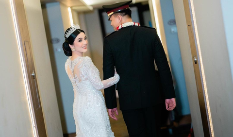 Potret Pernikahan Perwira Polisi Gelar Upacara Pedang Pora