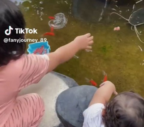 Di awal video, tampak seorang anak melempar makanan ke kolam ikan peliharaannya. Dalam video, anak berbaju pink ini tampaknya masih kecil. Sementara di sampingnya, ada juga adiknya yang masih balita.