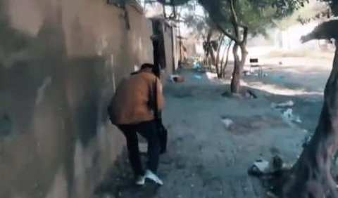 Dalam video, para pejuang Al-Qassam dengan gagah berani mencoba untuk mengadang tank-tank itu dan melakukan penyerangan.<br>