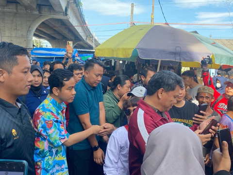 Blusukan ke Pasar Kemiri Depok Bareng Selvi, Gibran Dibikin Kaget Pedagang Bawang Merah