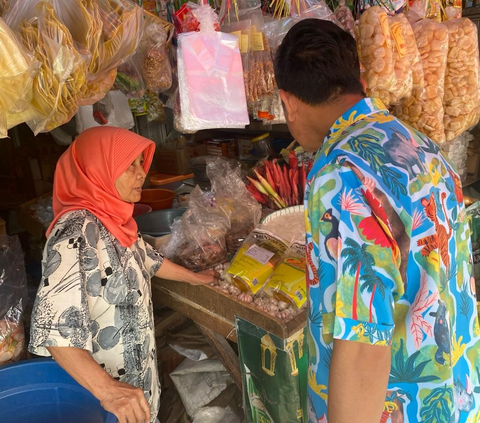Blusukan ke Pasar Kemiri Depok Bareng Selvi, Gibran Dibikin Kaget Pedagang Bawang Merah